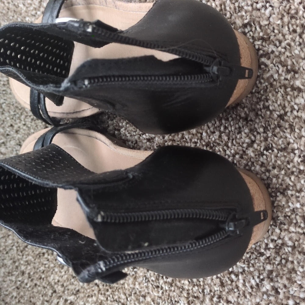 Earth Women's Black Sandals - Picture 2 of 4